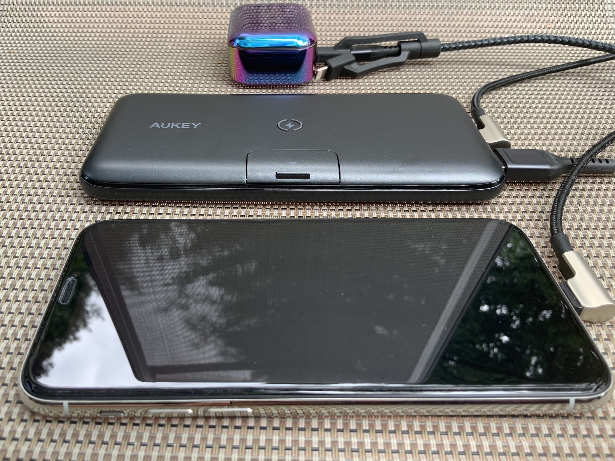 Aukey Wireless Charging Power Bank Stand