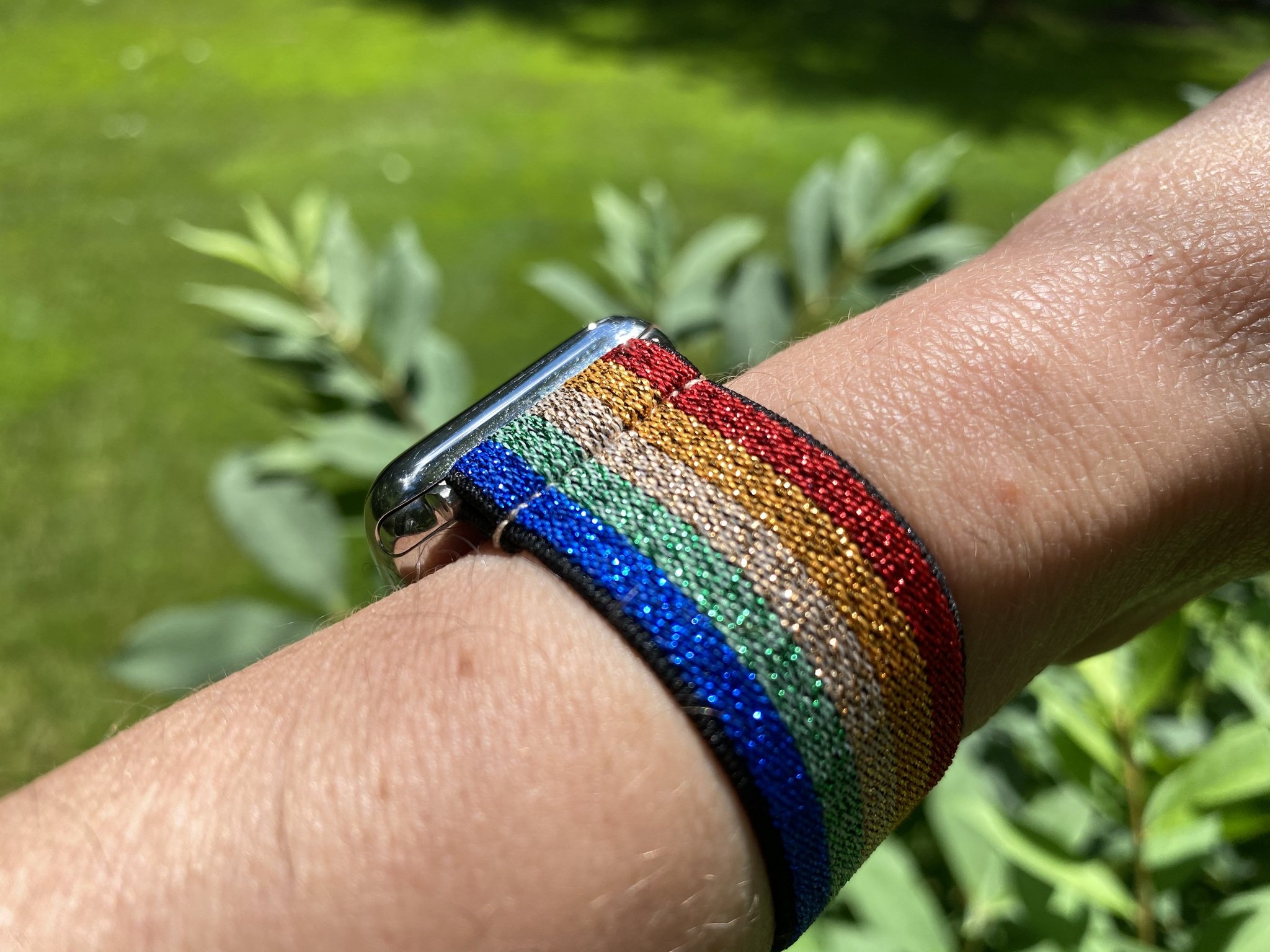 TOYOUTHS Elastic Apple Watch Band review: Sparkly rainbows and 