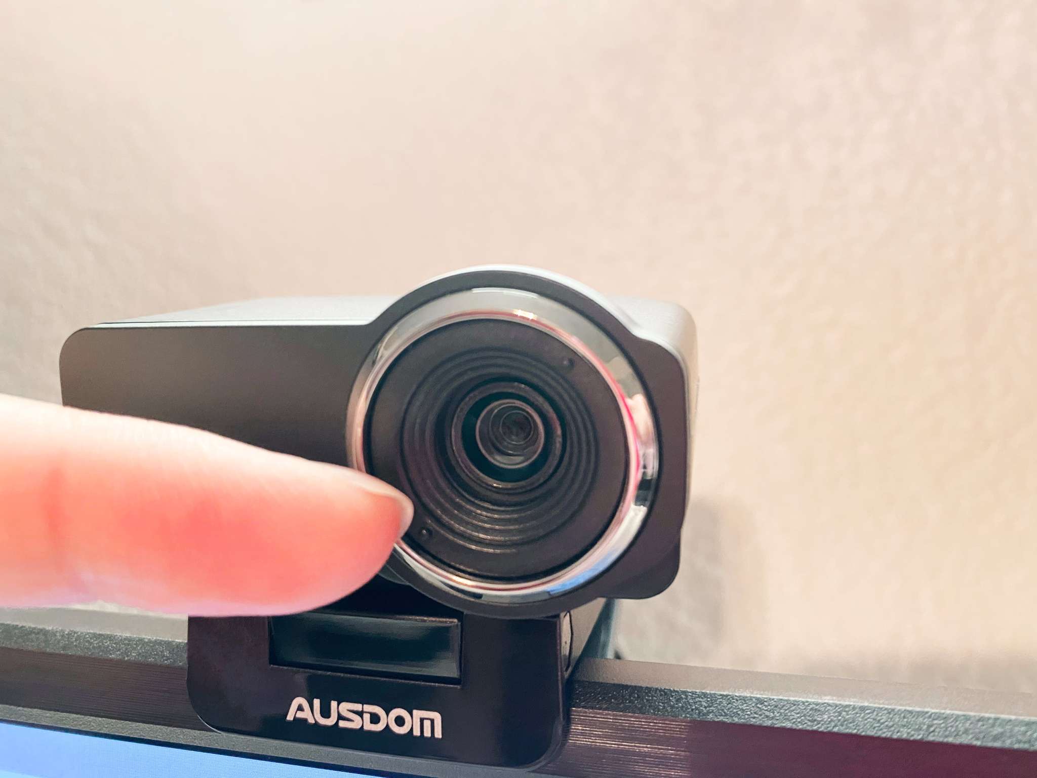 Ausdom AW635 Webcam Review Focus Adjustment