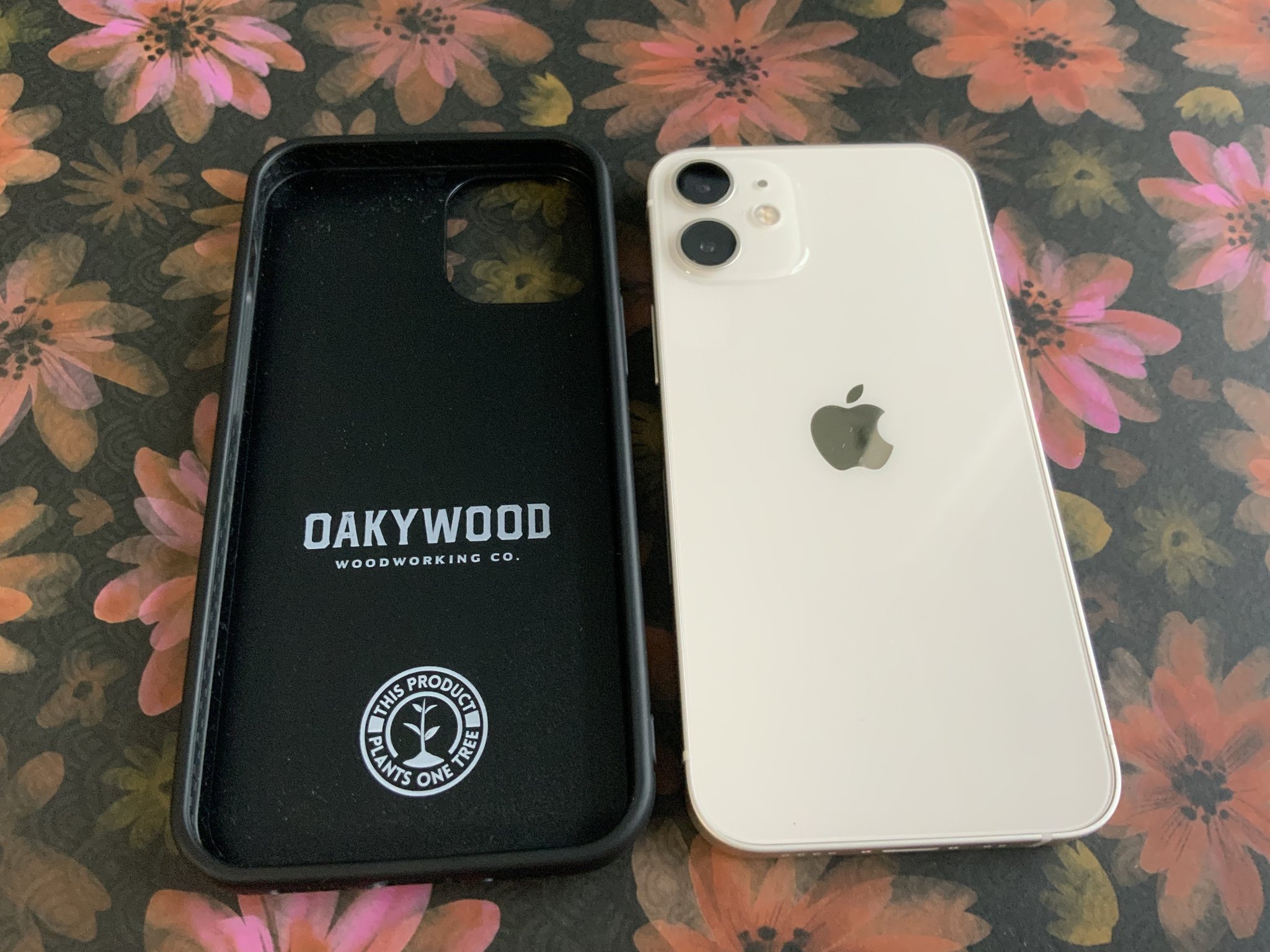 Oakywood Wooden Magsafe Case Iphone 12 Lifestyle
