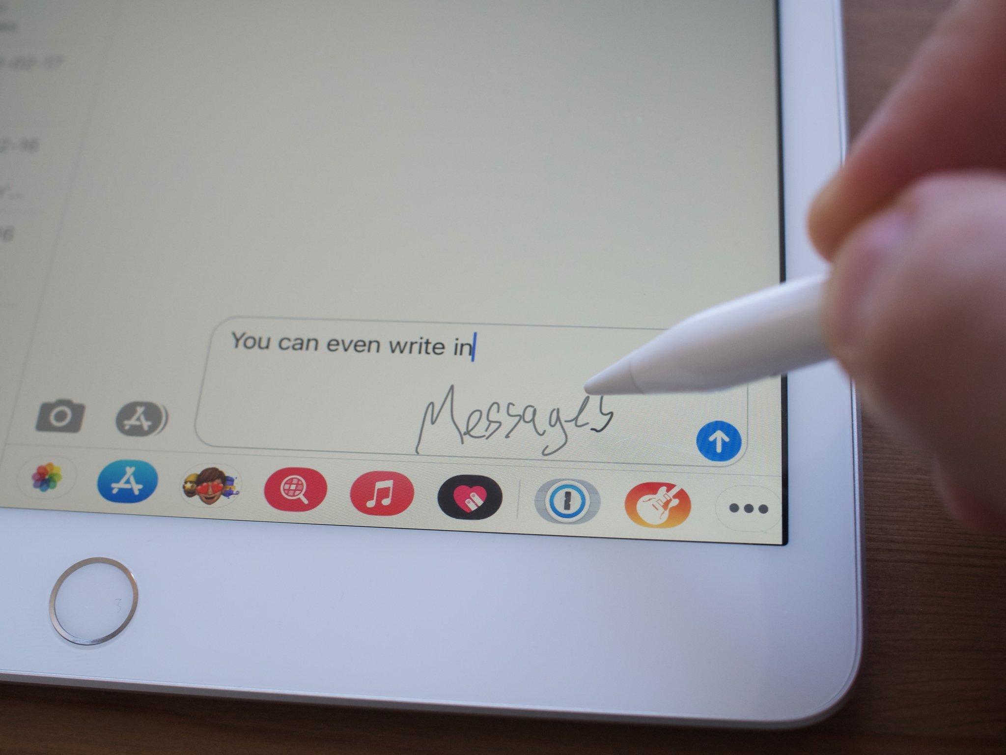 Writing in Messages on iPad with Apple Pencil