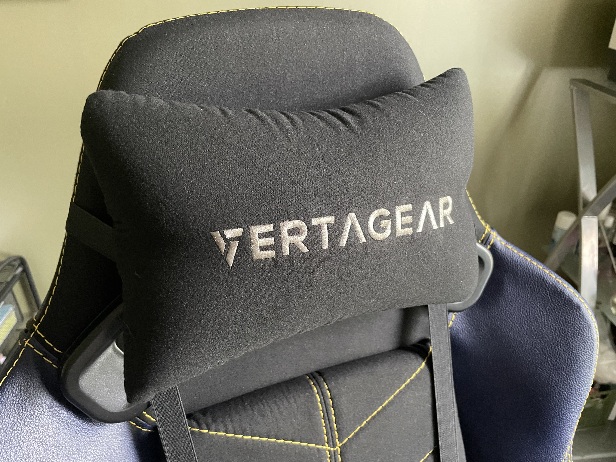 Vertagear Sl5000 Gaming Chair Lifestyle Close Up Neck Support Cushion