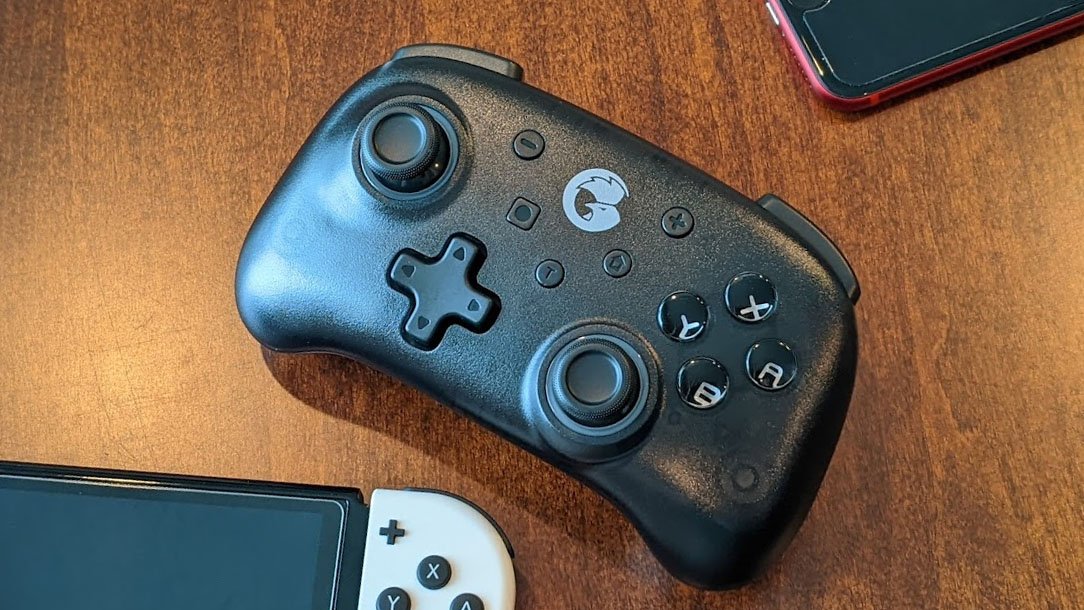 Gamesir T4 Mini Gaming Controller Next To Iphone And Switch