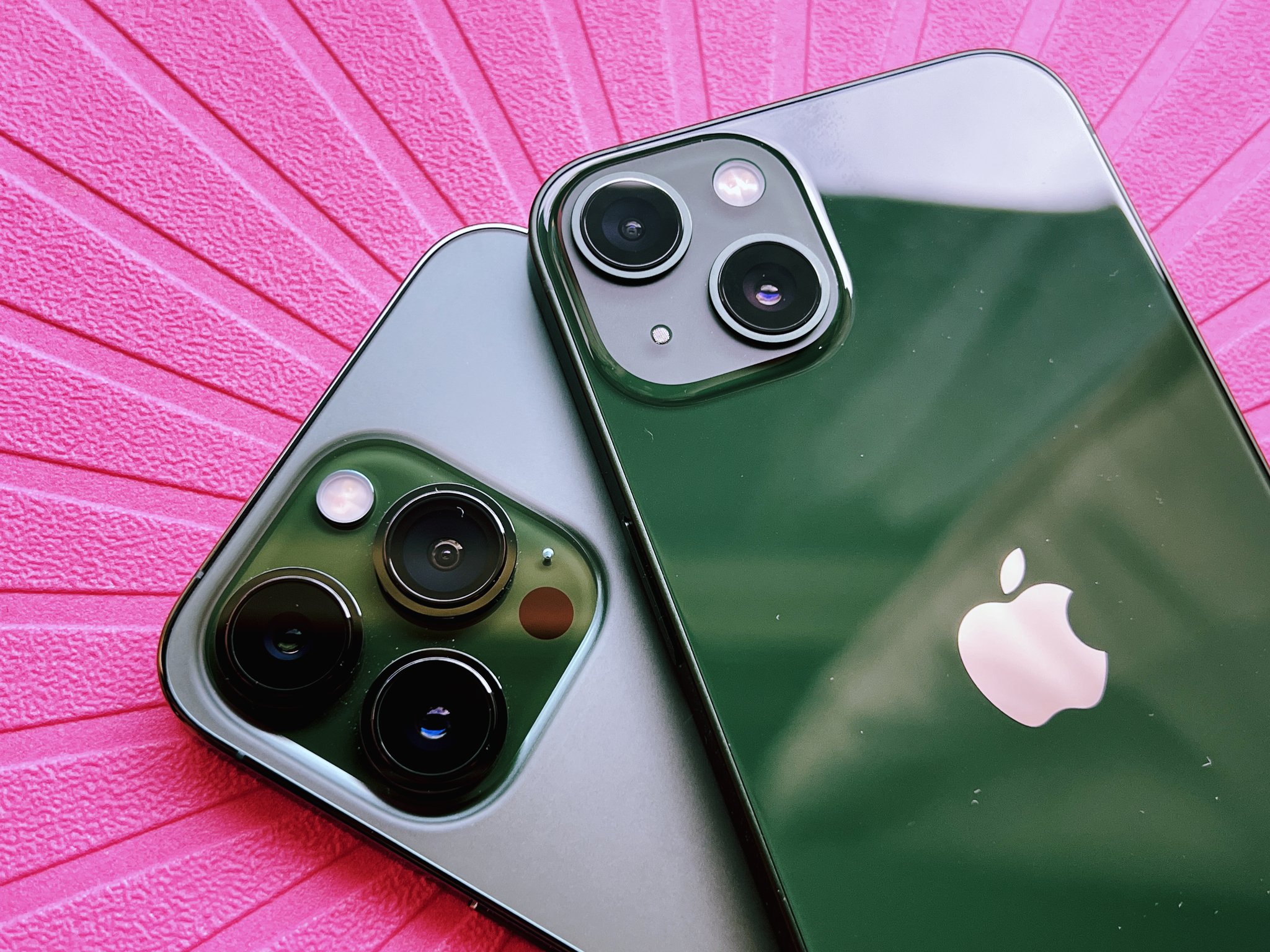Green iPhone 13 and Alpine Green iPhone 13 Pro cameras