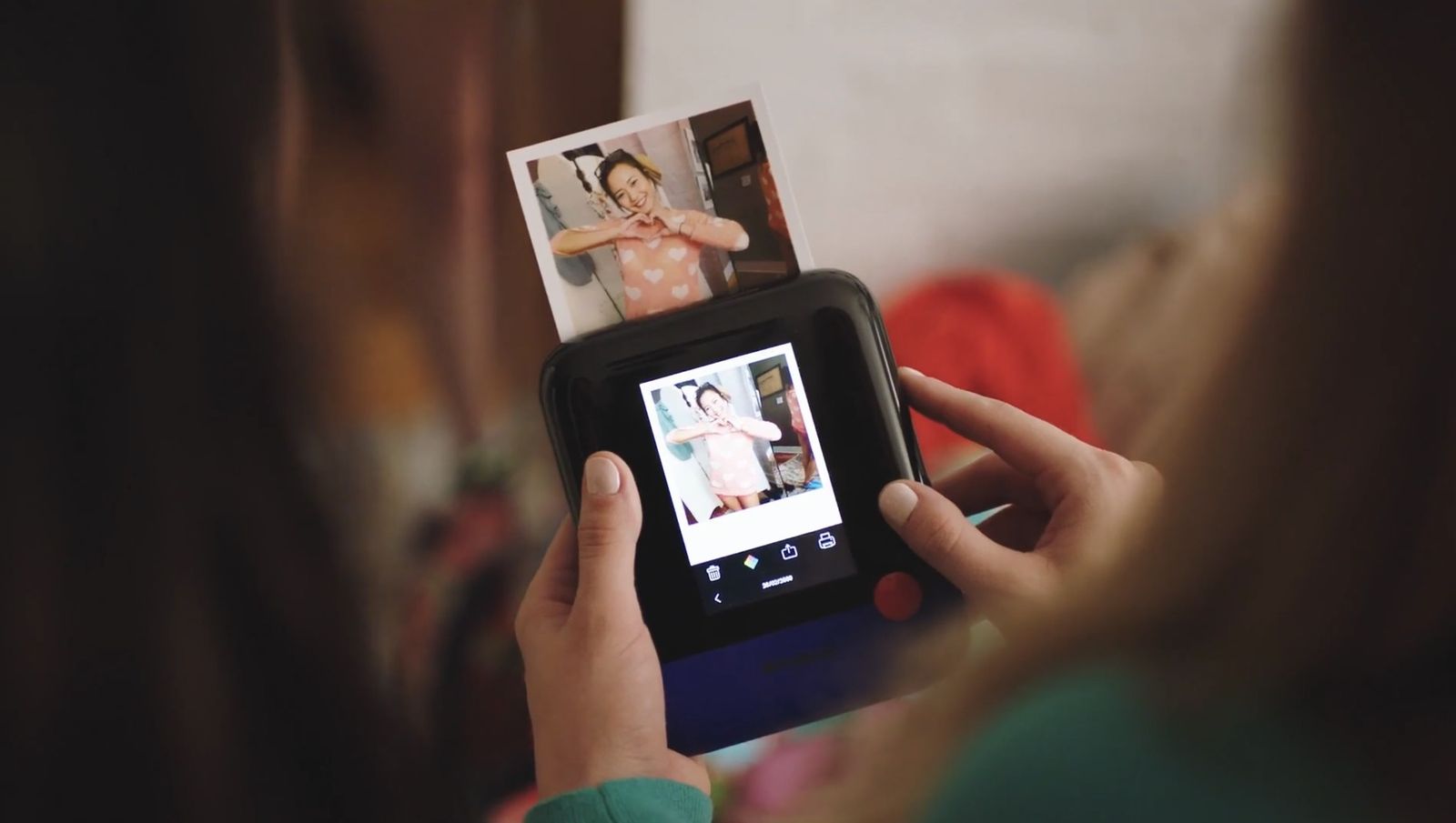 Do Polaroid Pop photos automatically print when you take a picture?