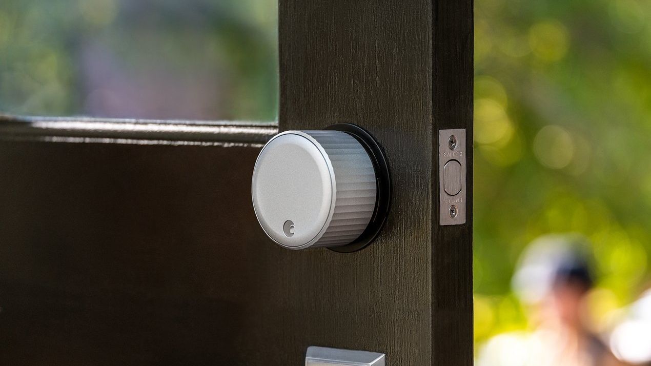 August Wifi Smart Lock en una puerta abierta