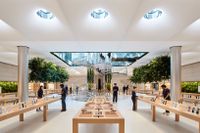 Apple Store employees in the United States must now wear masks