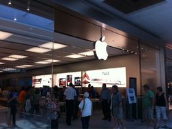 Apple reportedly looking to hire luxury exports for retail