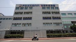 Foxconn maybe replacing lots of workers with robots