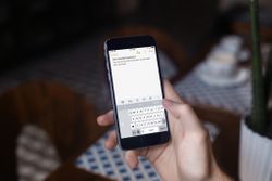 How to use the one-handed keyboard feature