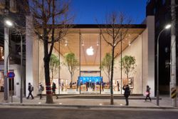 The last Apple Store with the old ‘Studio’ bar is finally closing its doors