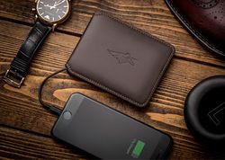 This smart wallet is jam-packed with handy features!