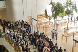 There are big queues as the iPhone 11 debuts in Thailand 
