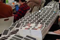 2,000 iPhones have been given to people stuck on a cruise ship near Japan