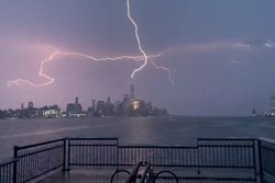 iPhone 12 Pro Max captures stunning slow-motion WTC lightning strike