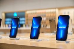 Apple tells suppliers iPhone 13 demand is weakening