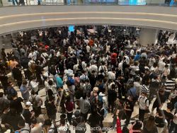 Crowds flock to the opening of Apple's new Wuhan store