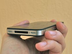 Apple settles iPhone 4 class-action antenna suit, US customers to receive cash or a free bumper