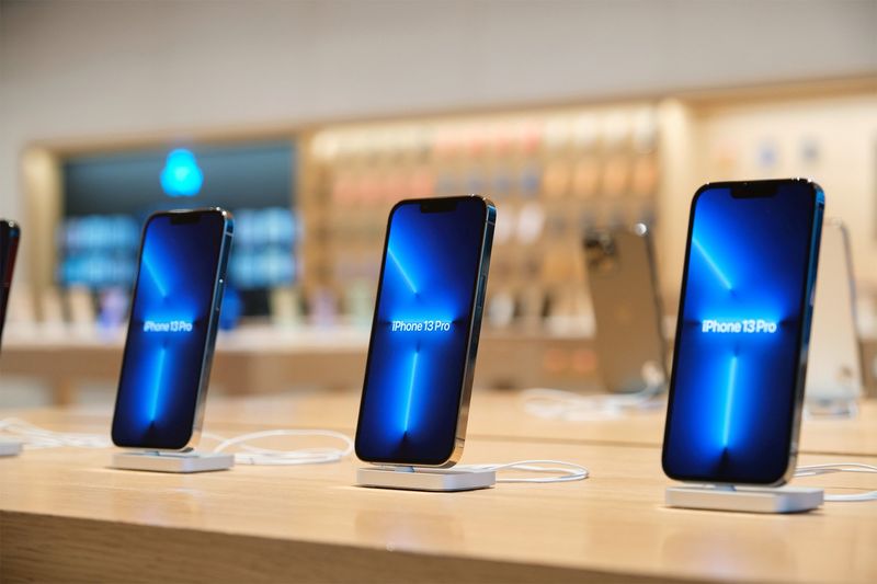 Apple takes Q4 global smartphone shipment crown, but Samsung wins 2021