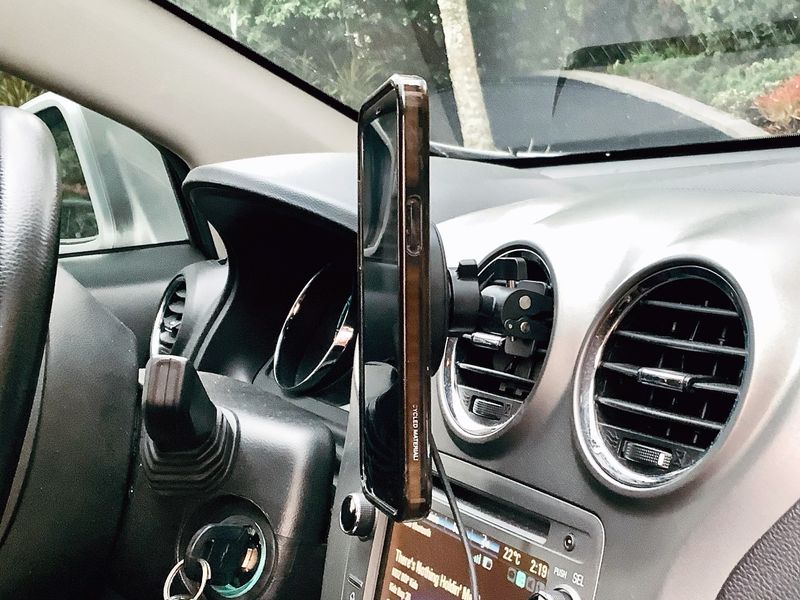 Review: This car vent mount from Mous will never slip off