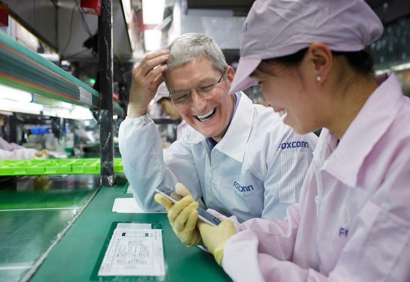 Tim Cook meets the people who assemble his company&#39;s iPhone in latest trip