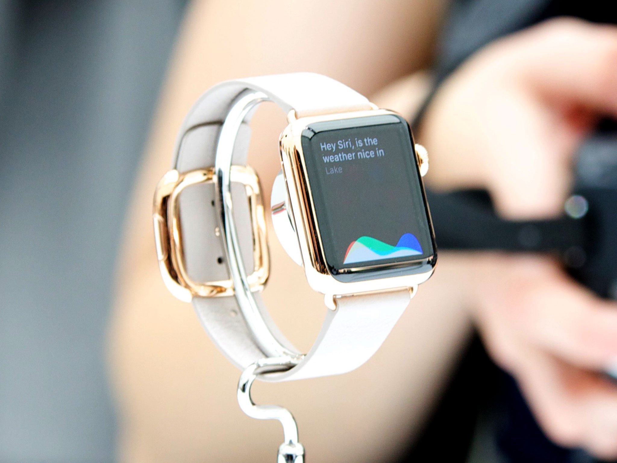 Siri musí dokonalo fungovať aj napríklad na hodinkách Apple Watch - svetapple.sk