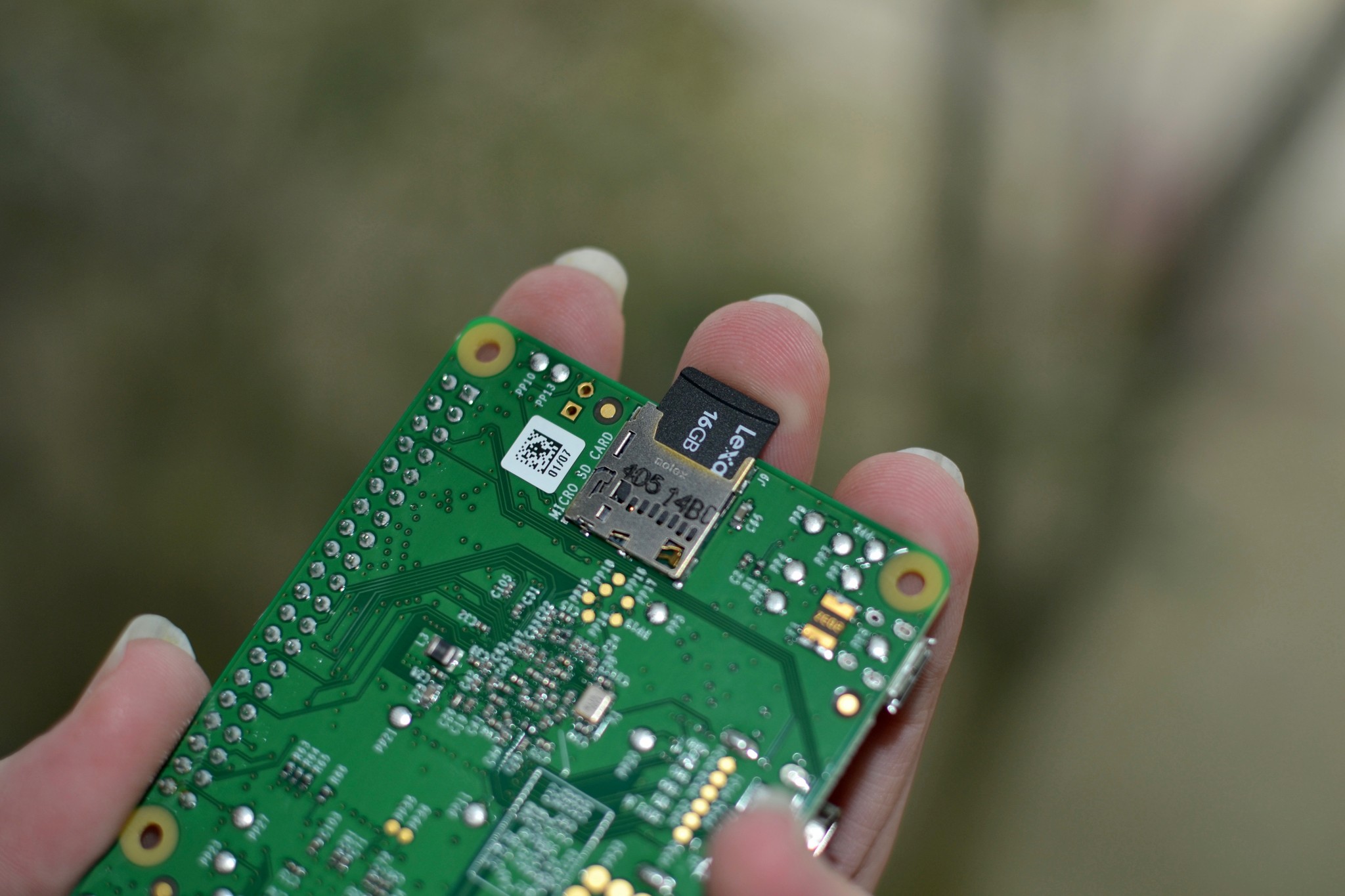 Вставка карты microSD в Raspberry Pi