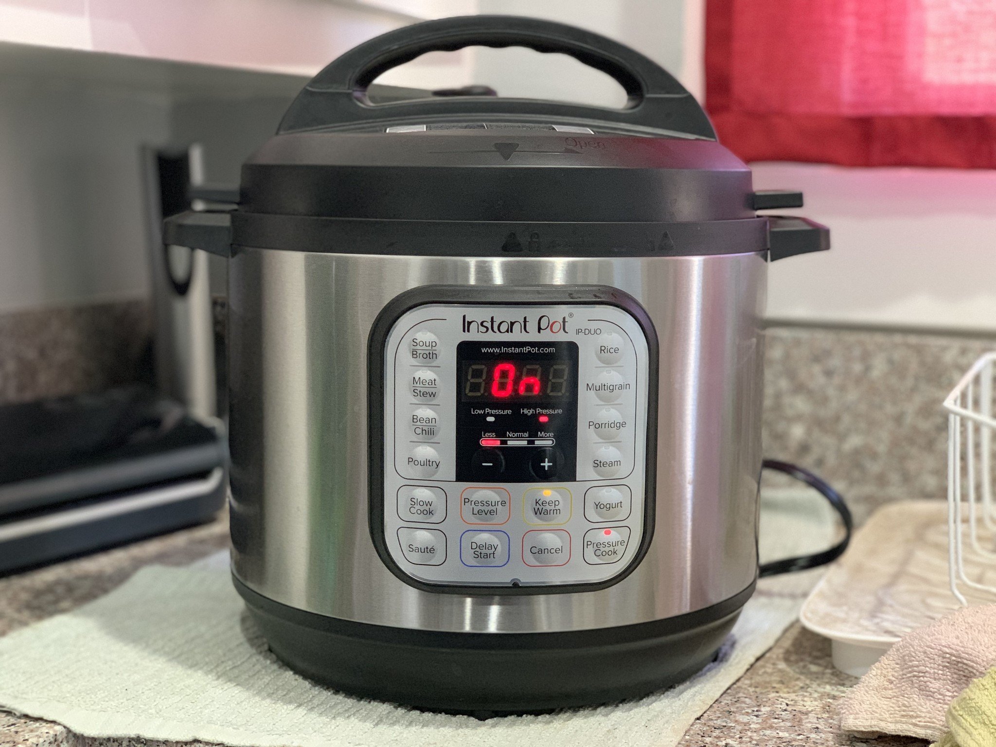Instant Pot DUO80 turned on with food inside