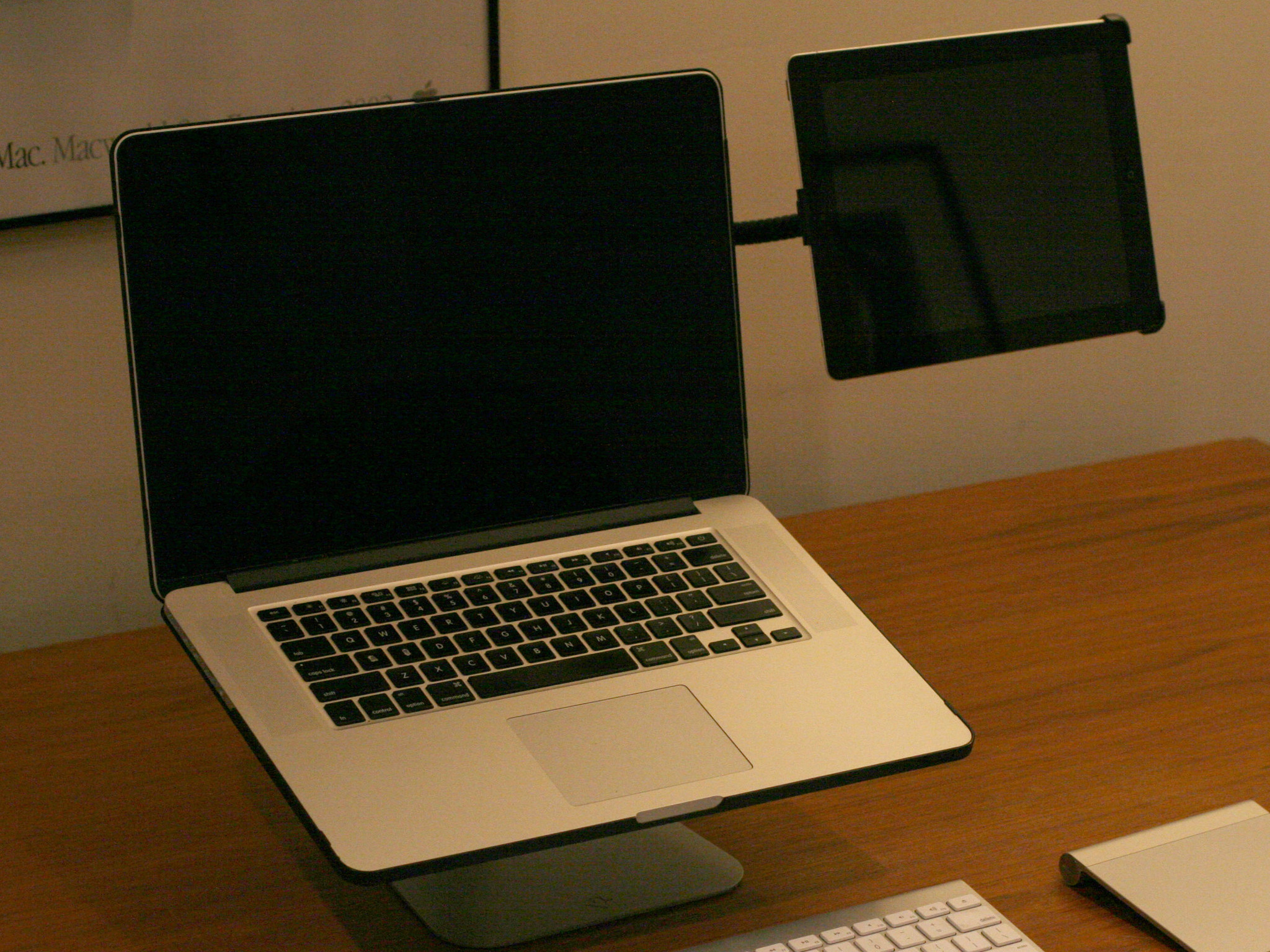 HiRise and HoverBar 3: Elegant desk combo for Mac laptop/iPad users