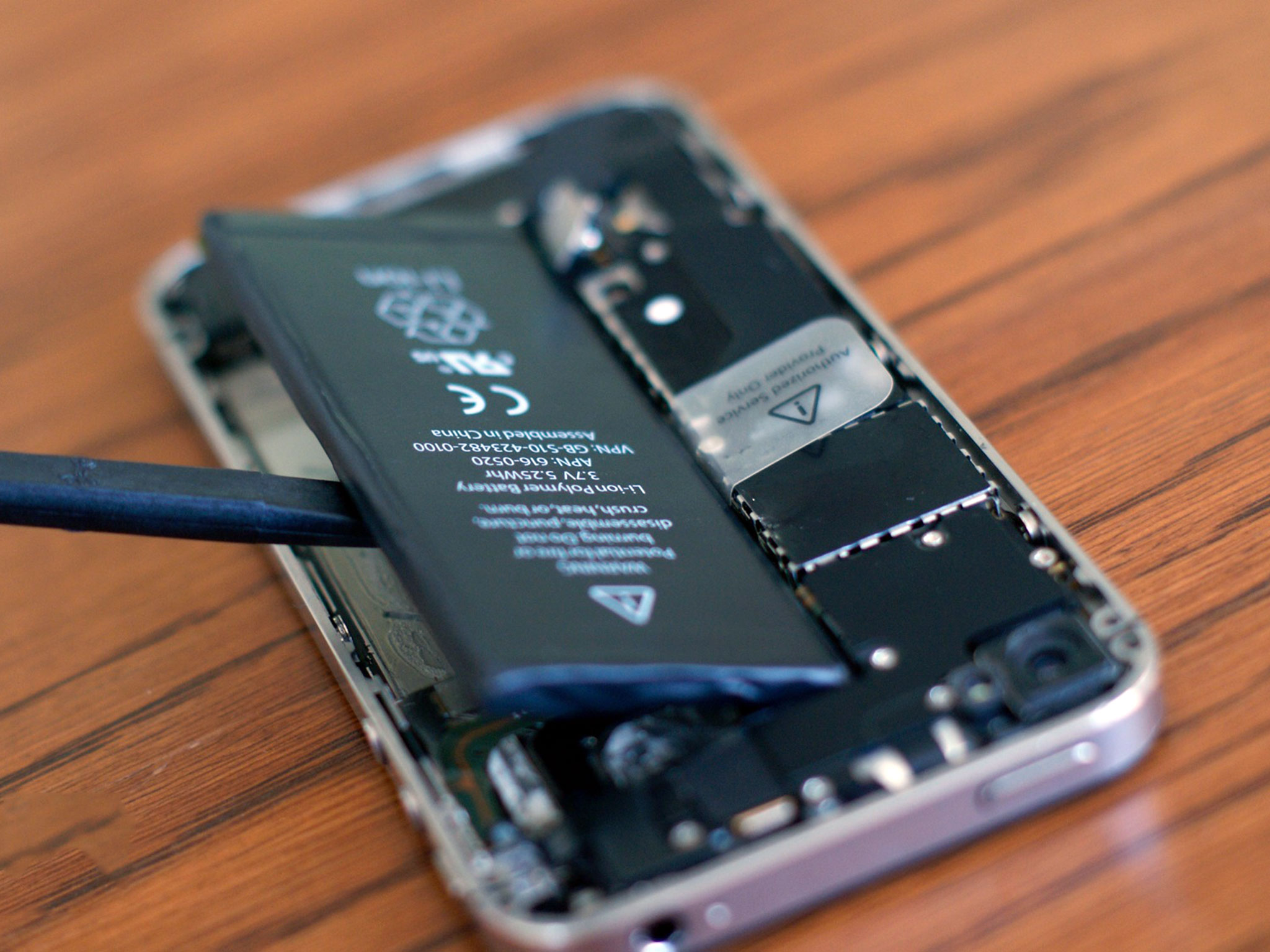 How to replace the battery in an iPhone 4