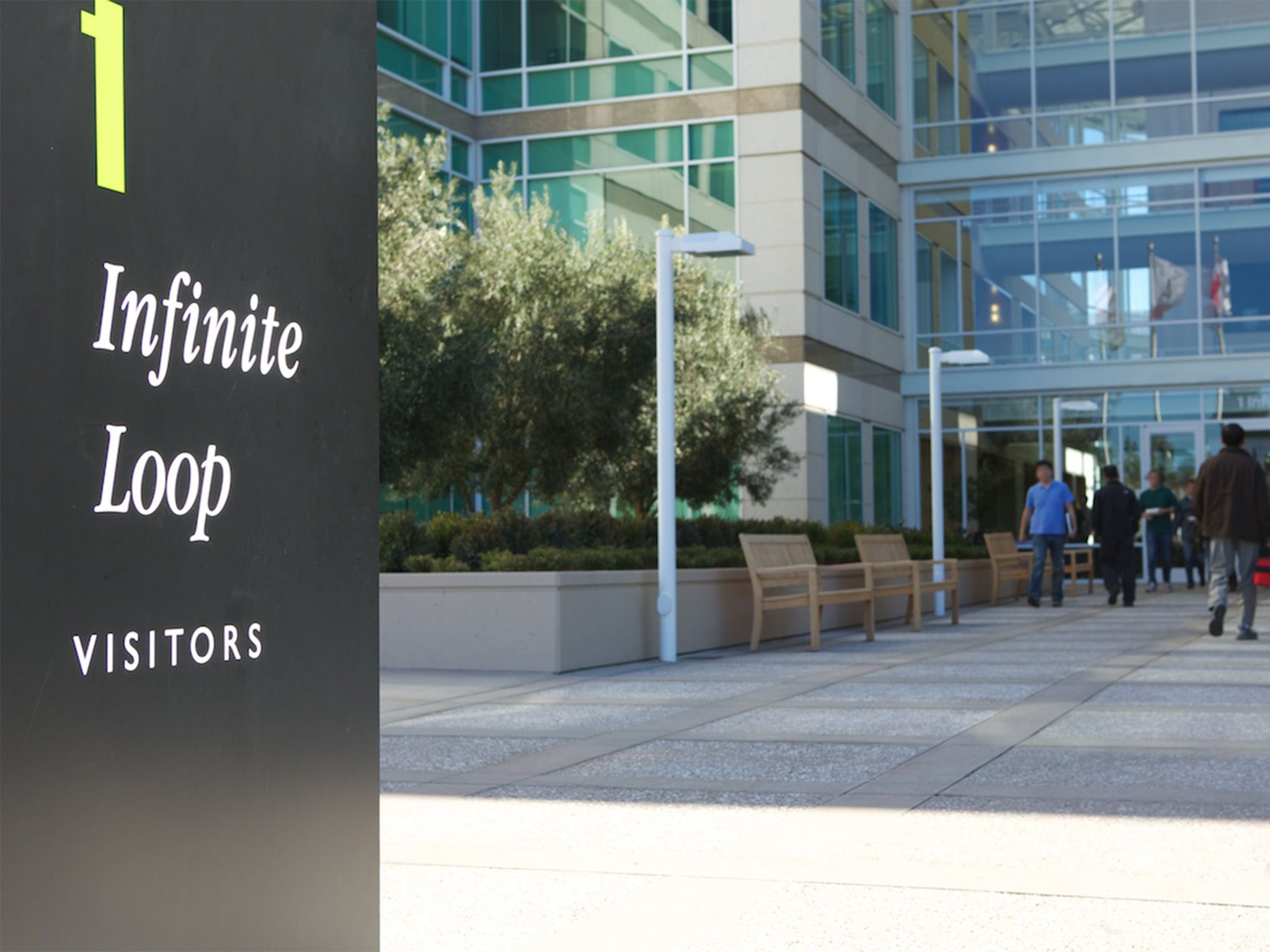 Apple hires HP exec to help lead corporate and government sales