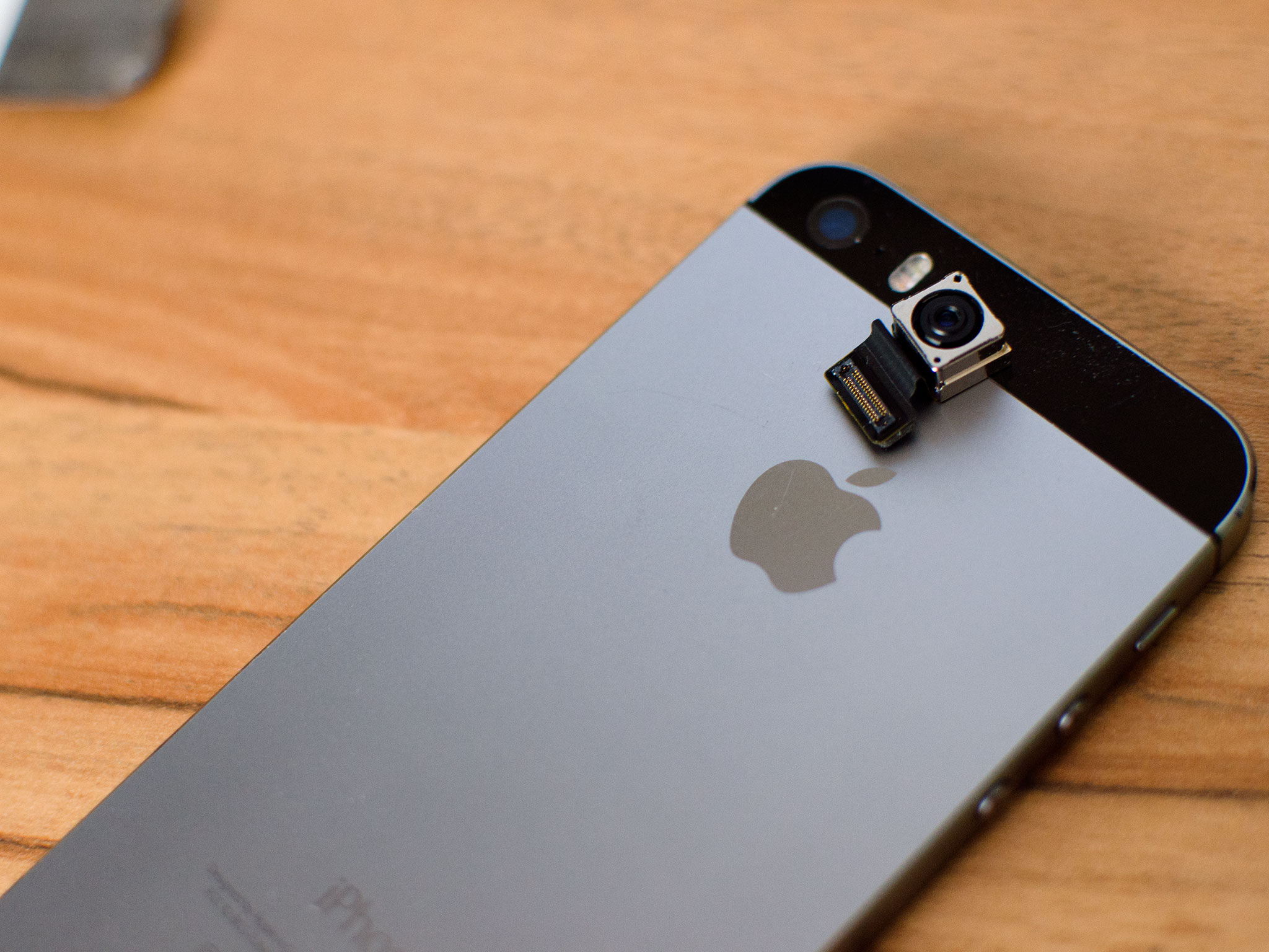 How to replace the rear iSight camera in an iPhone 5s