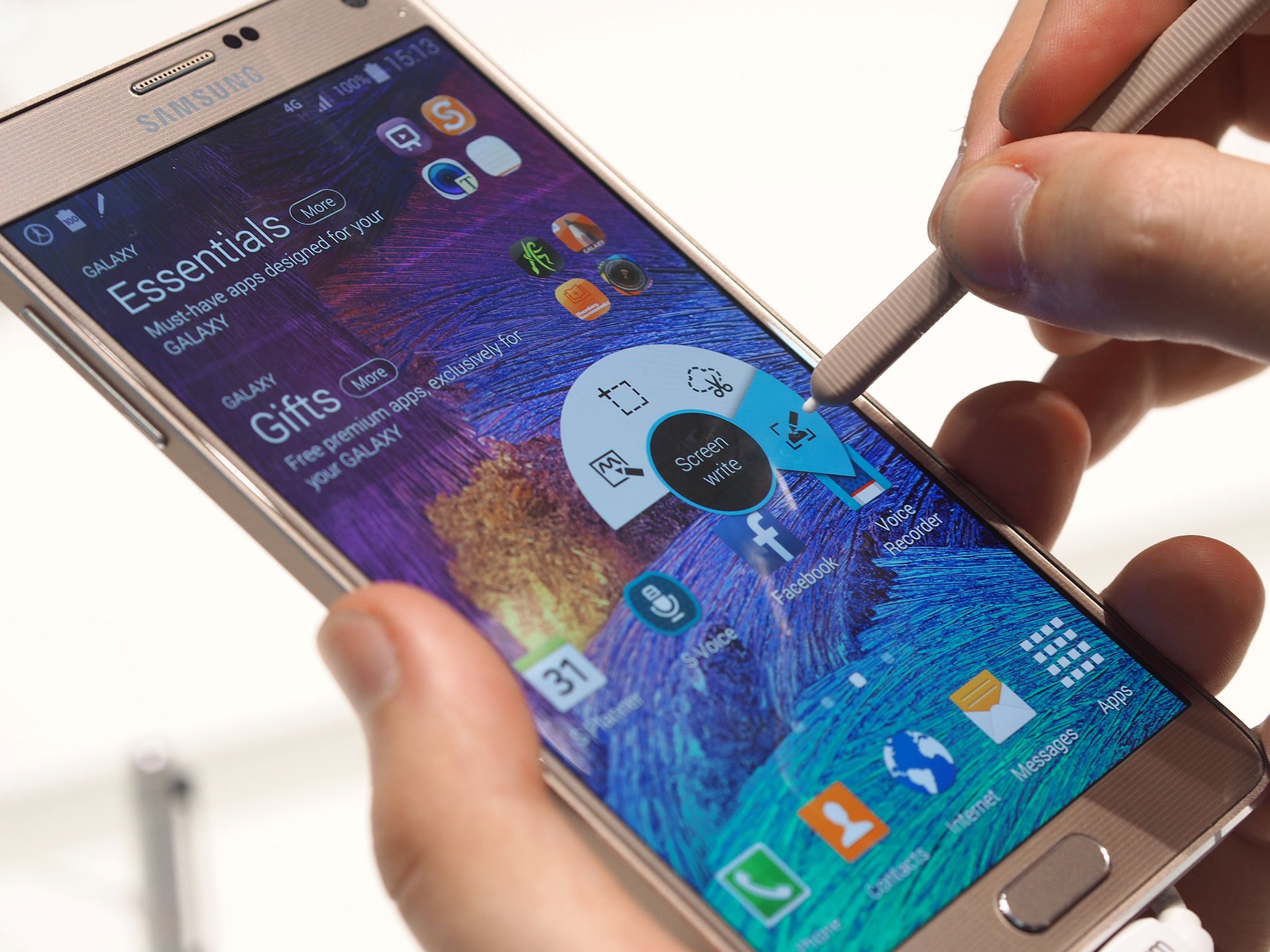 Samsung Galaxy Note 4 to come with bonus business card holder?
