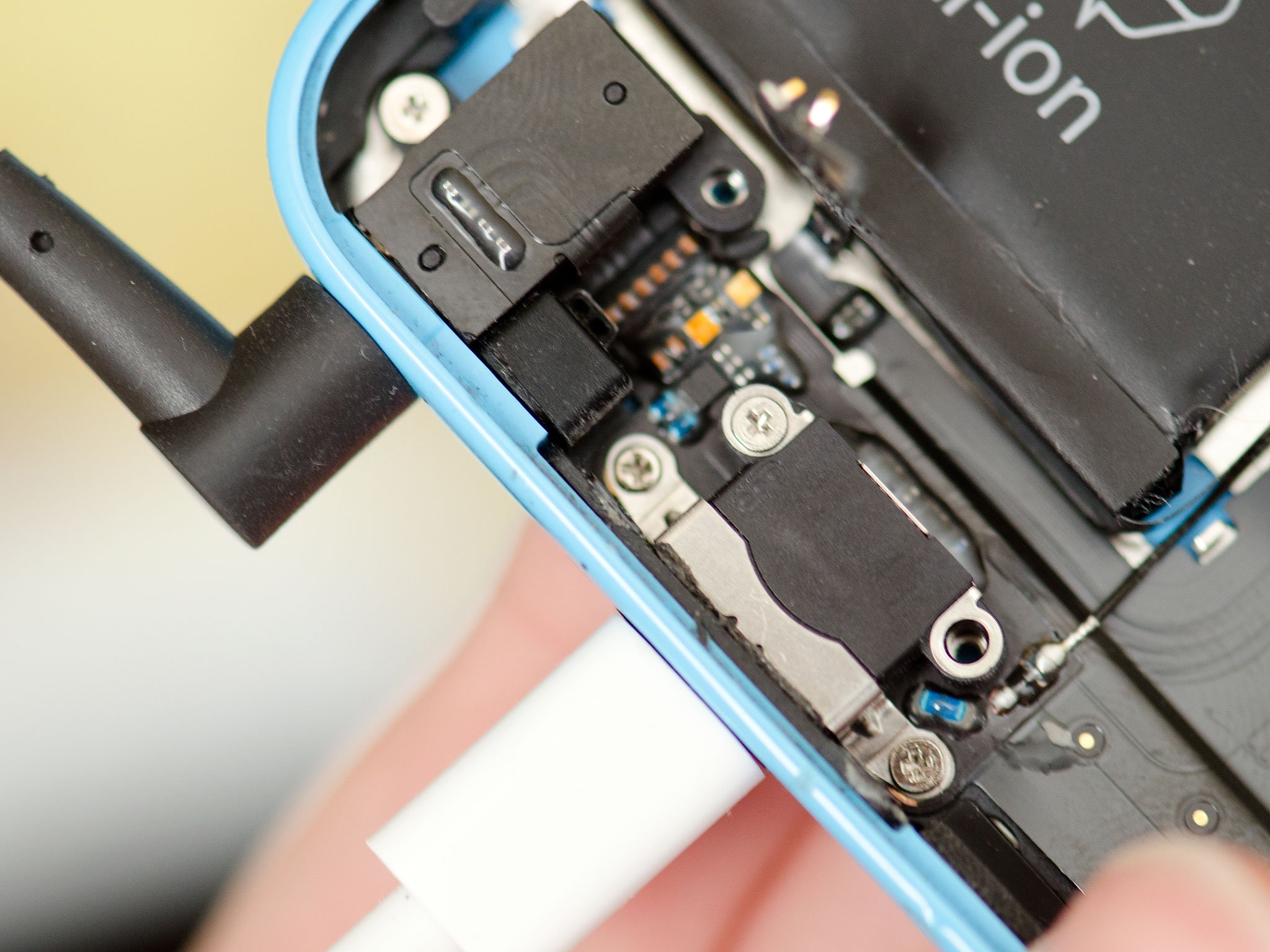 Как самостоятельно заменить док-станцию ​​Lightning в iPhone 5c