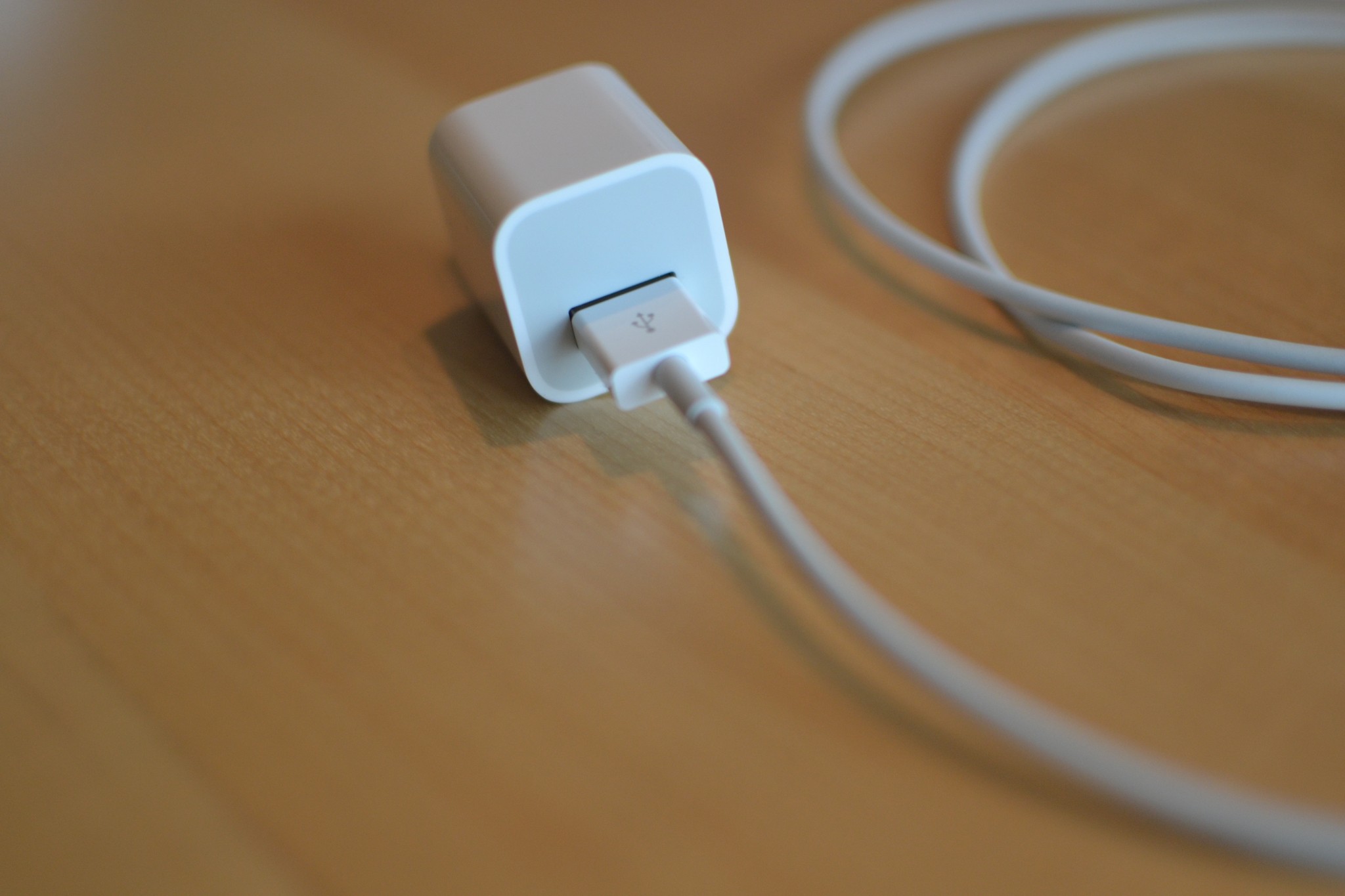 Подключение кабеля Lightning к настенному USB-адаптеру