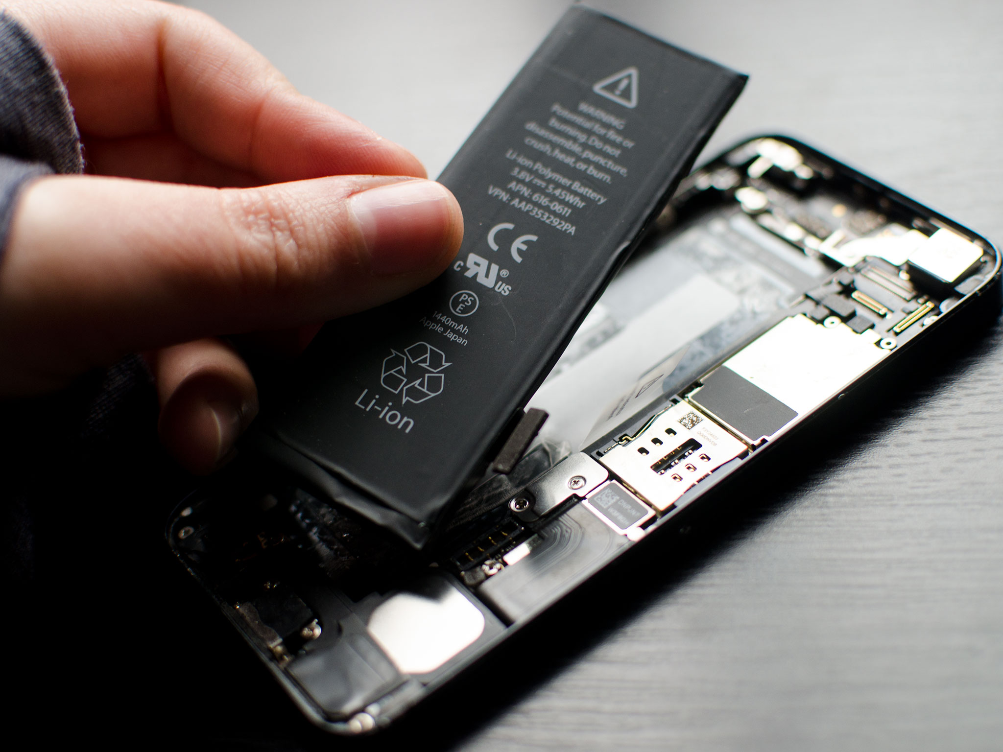 How to replace the battery in an iPhone 5