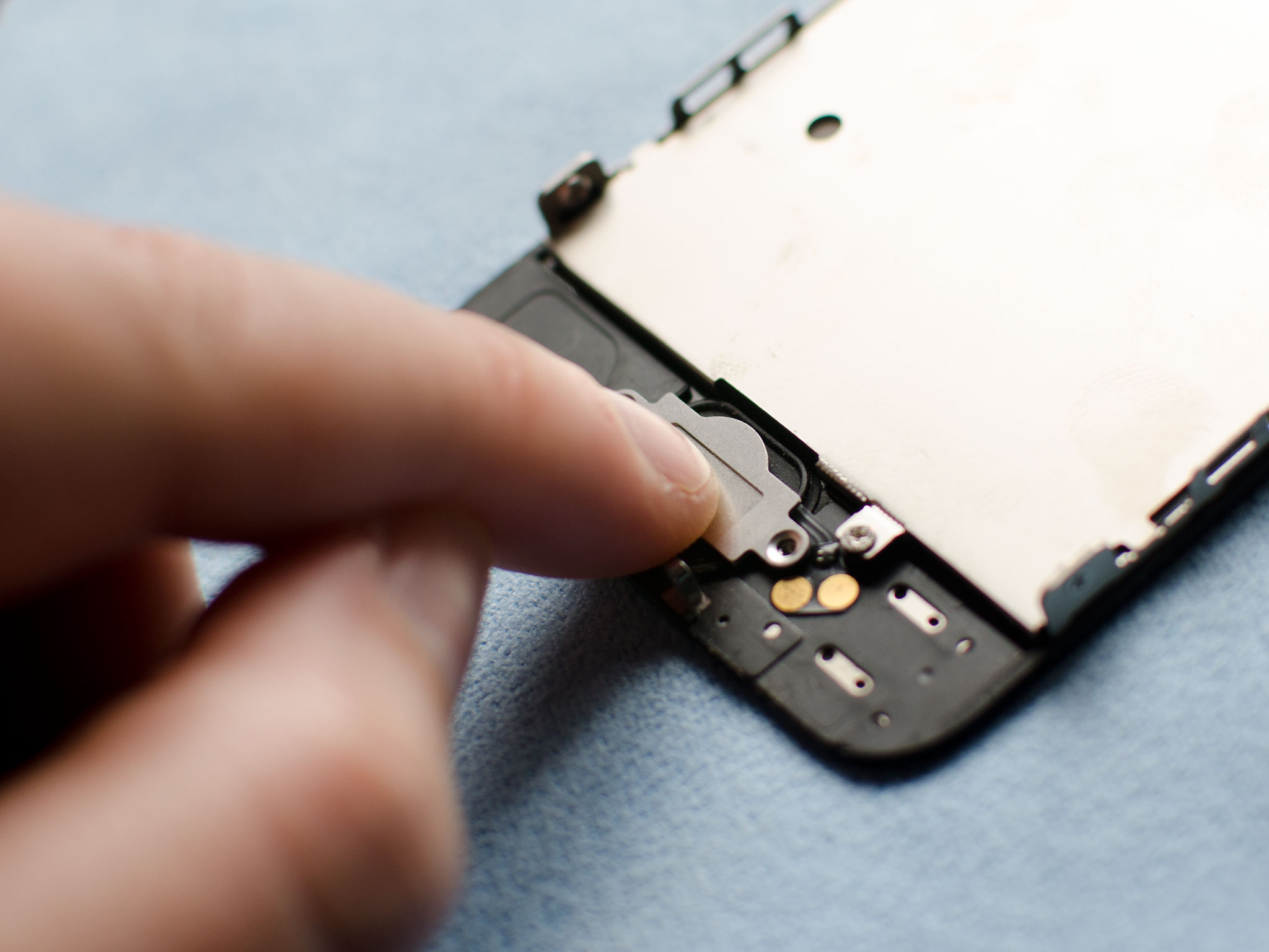 How to DIY replace the Home button on an iPhone 5