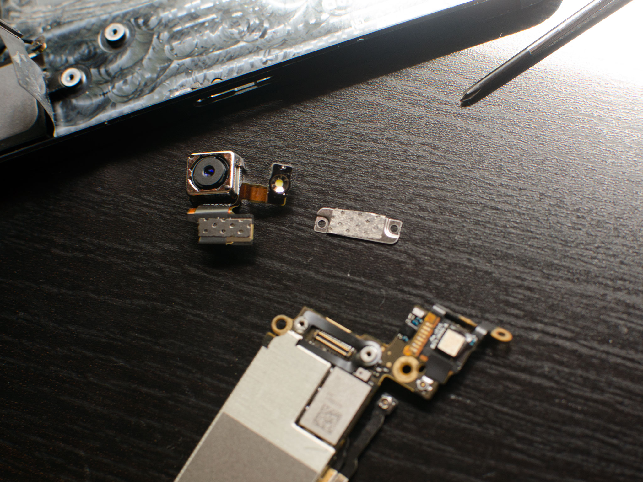 How to replace the rear iSight camera in an iPhone 5