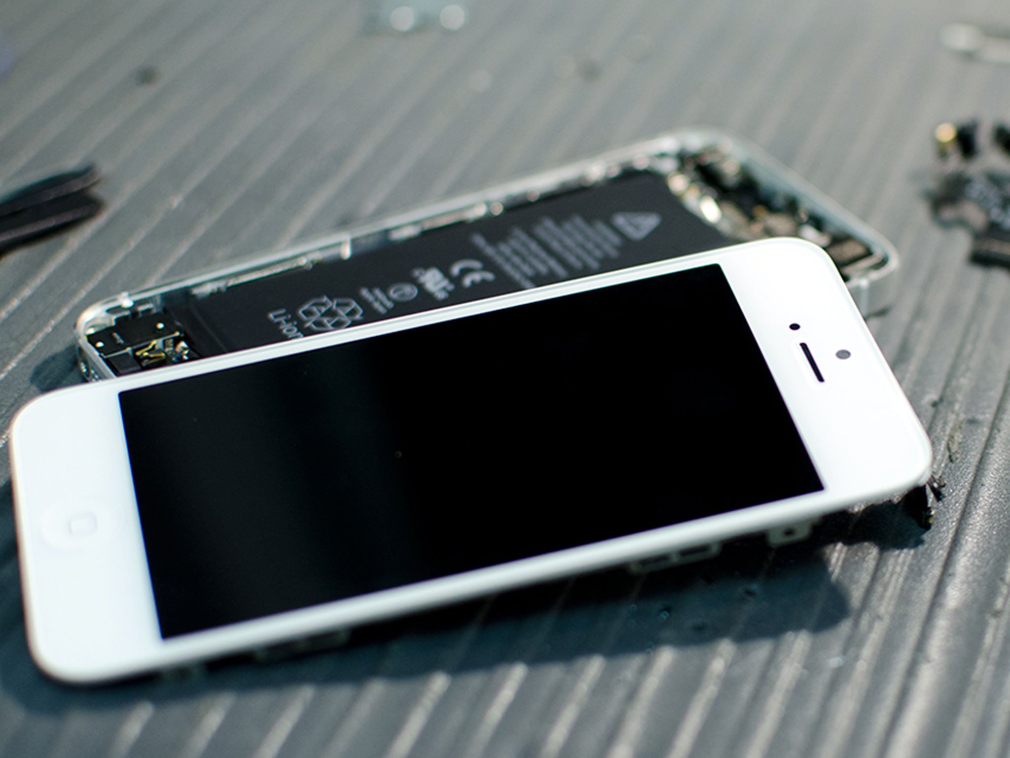 How to replace a cracked or unresponsive screen on an iPhone 5