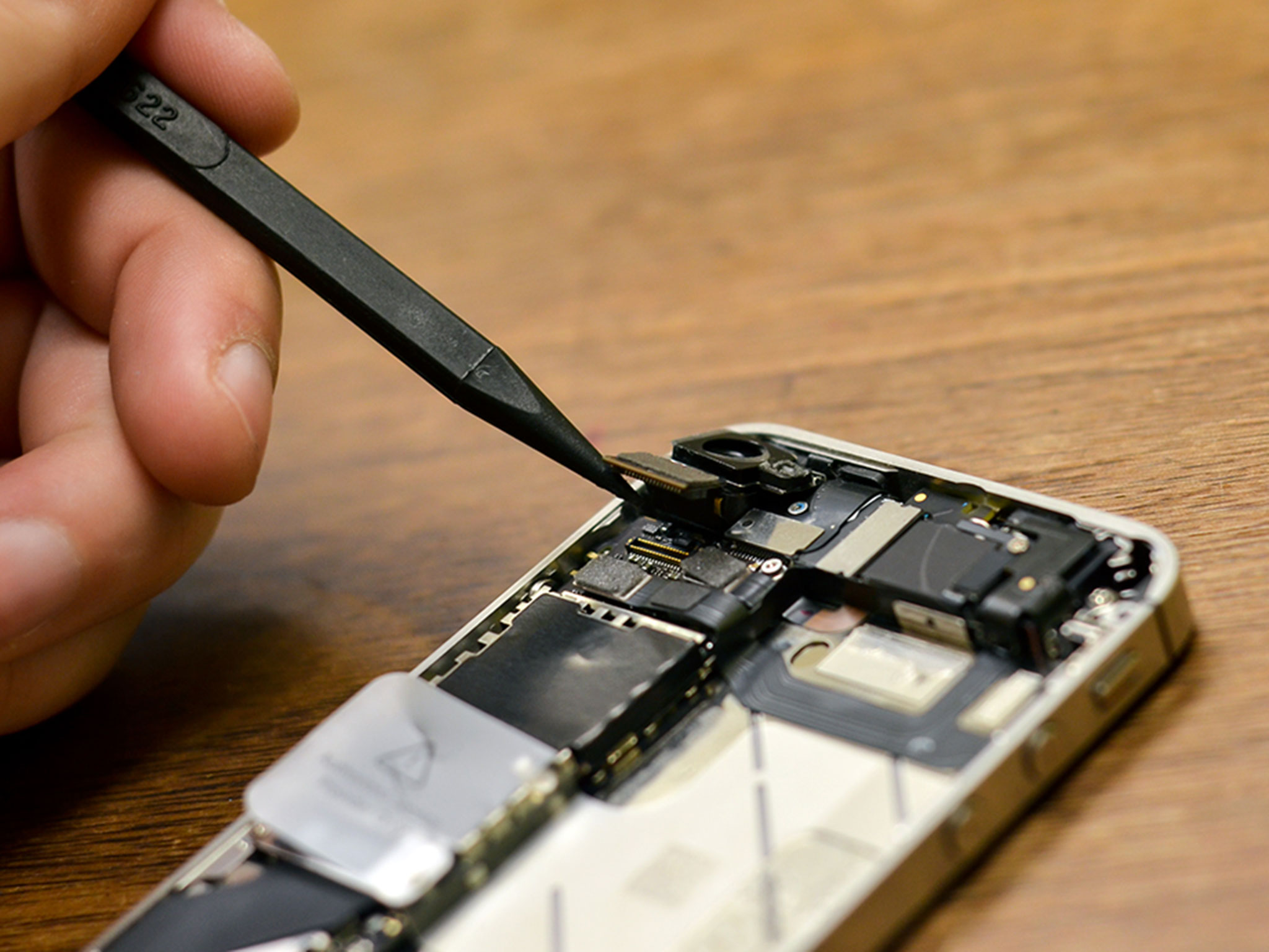 Как заменить сломанную заднюю камеру в iPhone 4