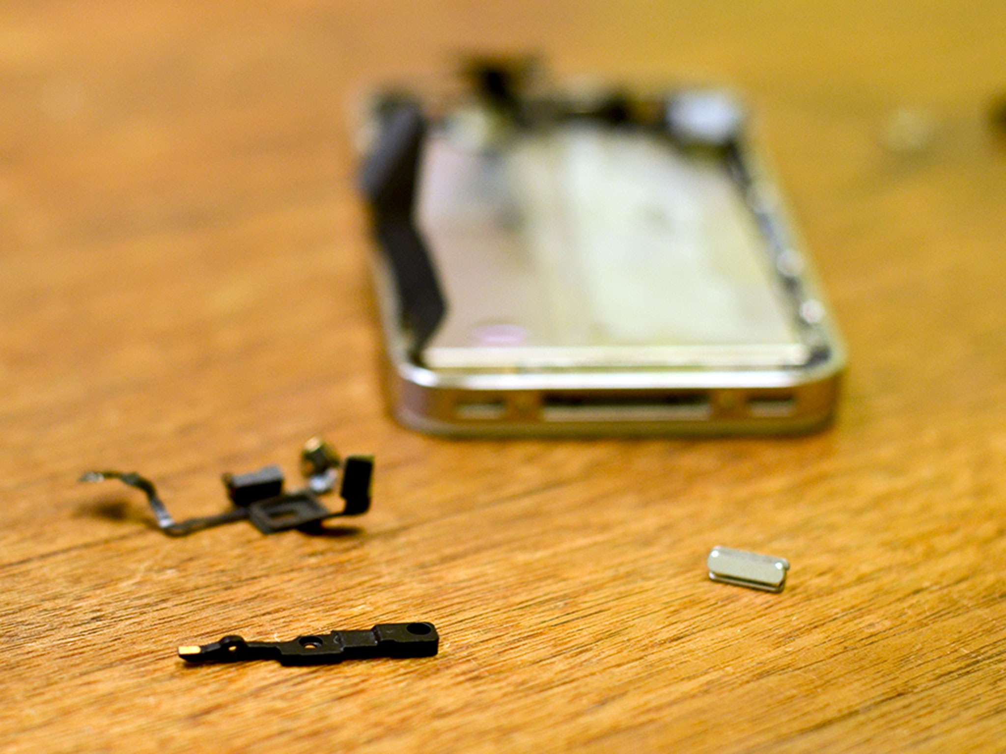 How to replace a GSM iPhone 4 power button cable