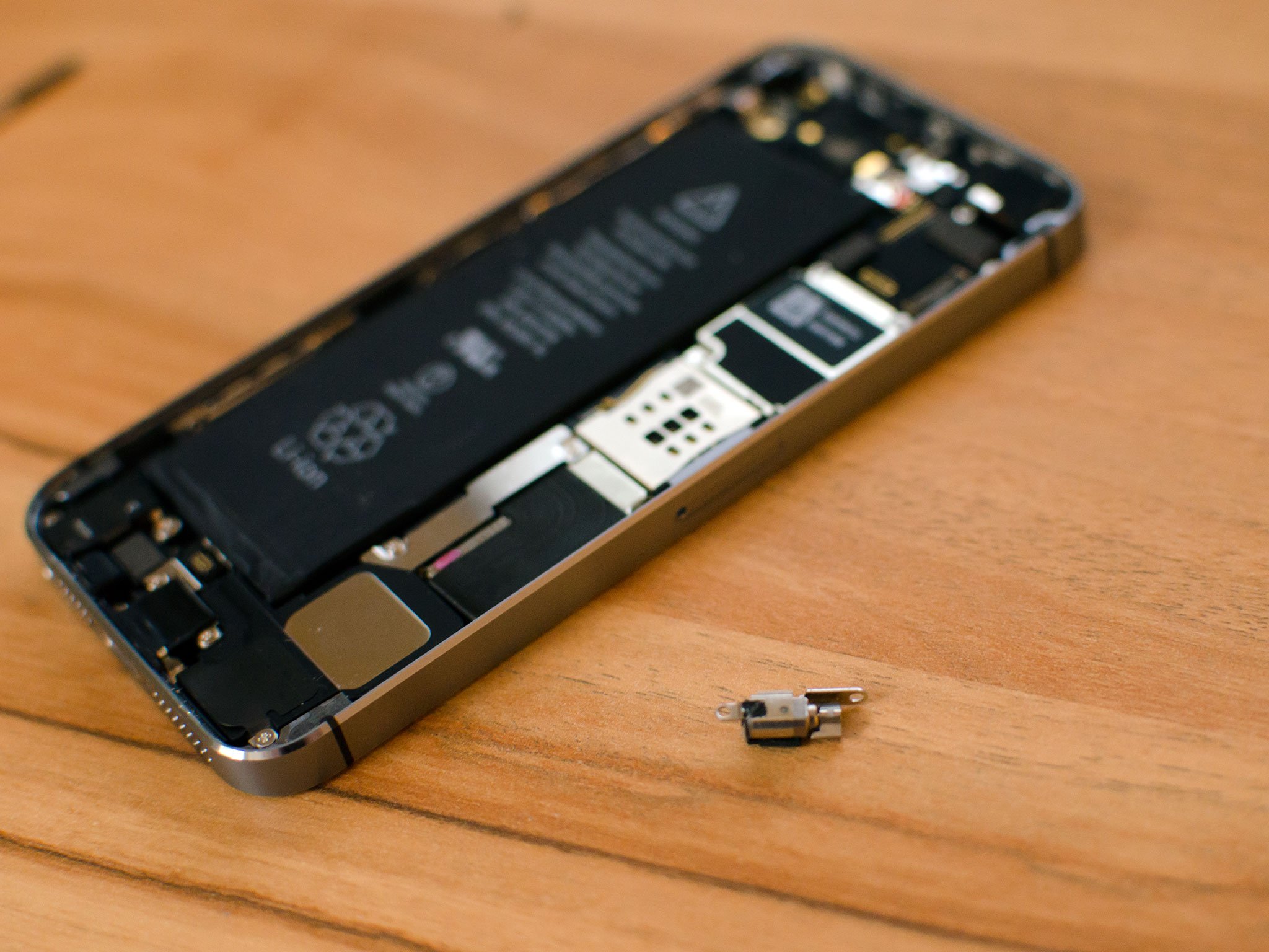 Как заменить сломанный вибратор в iPhone 5s