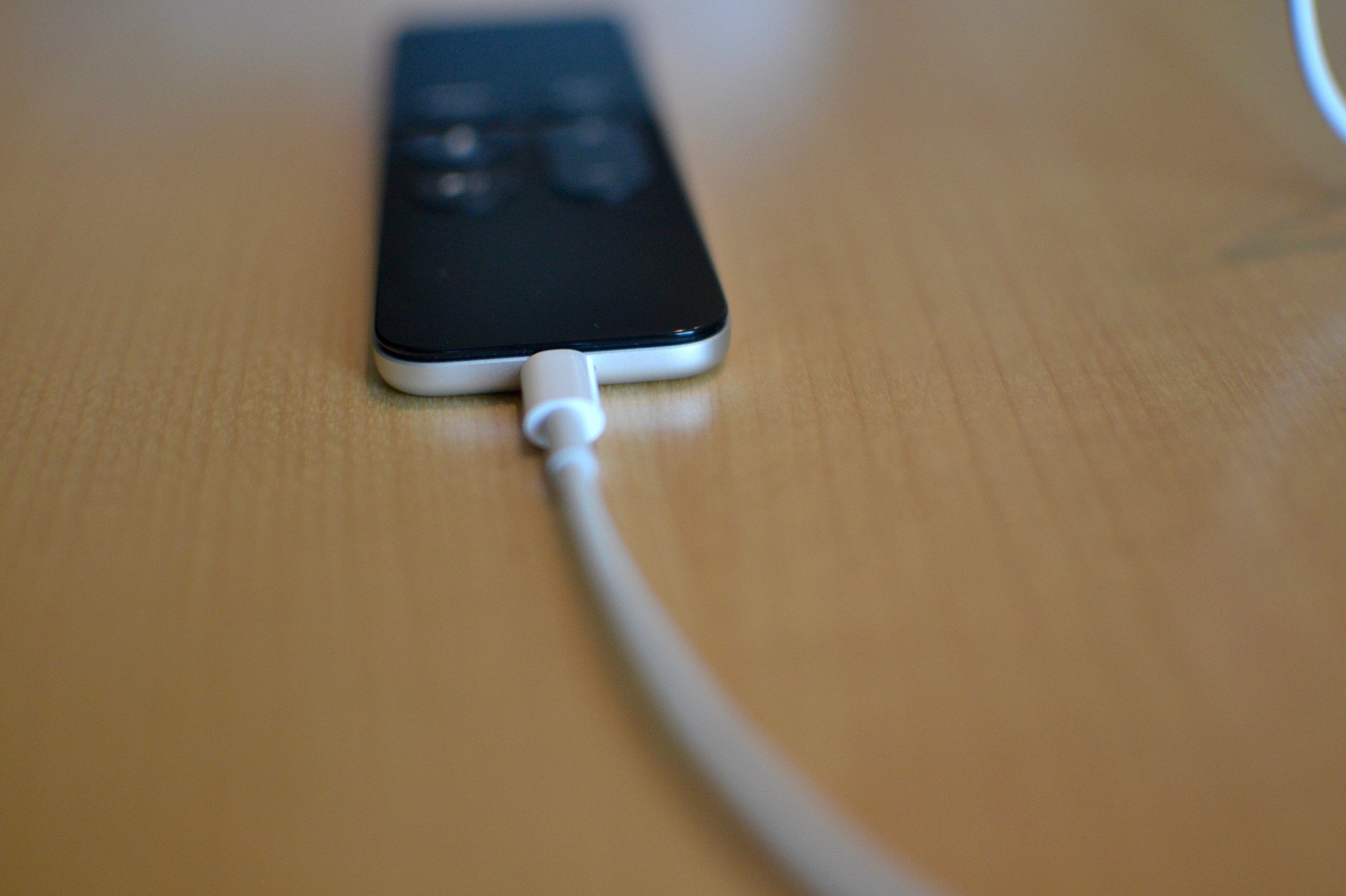 Подключение кабеля Lightning к Siri Remote