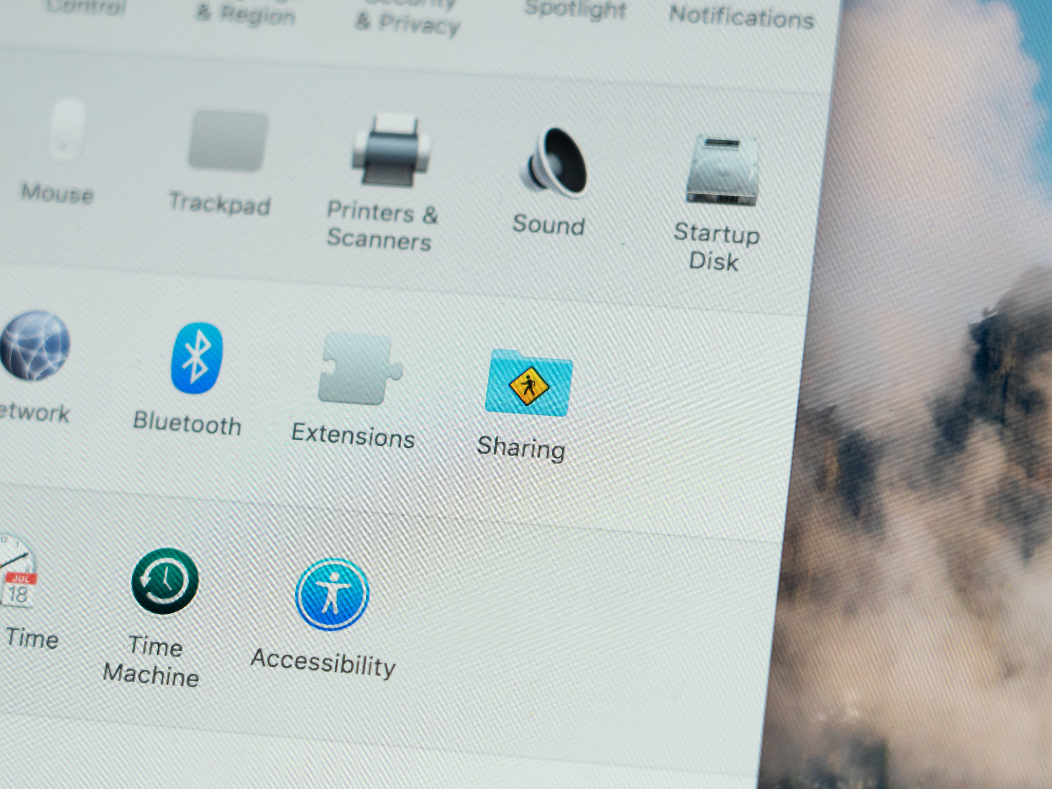 How to wirelessly share files between a Mac and PC